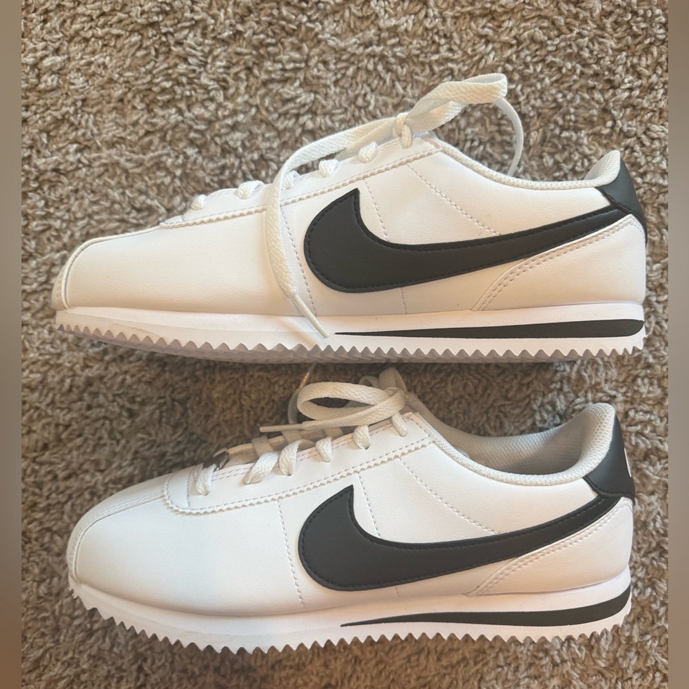 NWOB Nike Big Kids Cortez Basic SL, Black/White, Sz 5Y